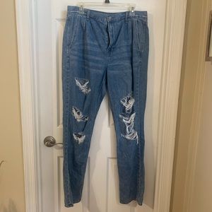 American Eagle ✨ Distressed Mom Jeans 👖